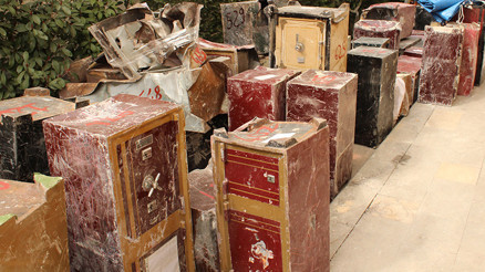 Enkazdan çıkarılan para kasaları ve çantalar polis korumasında