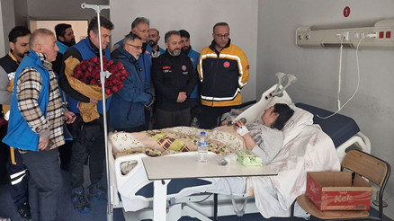 Depremzedeleri hastanede ziyaret ettiler