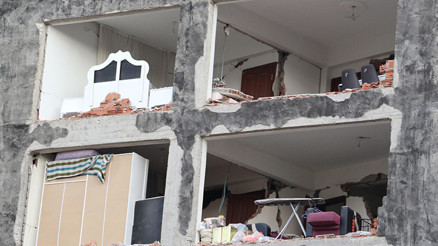 Kahramanmaraş’ta acil yıkım kararı alınan binalarda kontrollü yıkım başladı