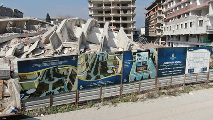 Hatayda depreme dayanıklı diye reklamı yapılan siteden geriye sadece tabelası kaldı