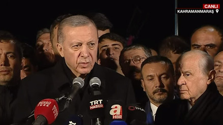 Cumhurbaşkanı Erdoğan ile Bahçeli deprem bölgesinde... Erdoğan: Yeni konutlar 4 katı geçmeyecek Cumhurbaşkanı Erdoğan ile Bahçeli deprem bölgesinde... Erdoğan: Yeni konutlar 4 katı geçmeyecek