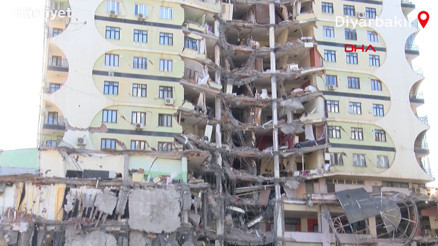 Diyarbakırda 1 bloğu yıkılan Galeria Sitesinde hayvan kurtarma operasyonu