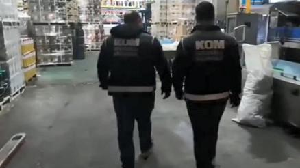 Tuzlada 16 milyon lira değerinde kaçak akaryakıt ele geçirildi Tuzlada 16 milyon lira değerinde kaçak akaryakıt ele geçirildi