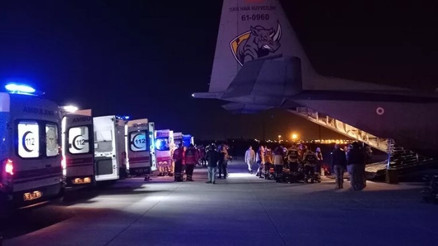 Adanadaki 38 yaralı depremzede ve 31 refakatçi TSKya ait uçakla İstanbula getirildi