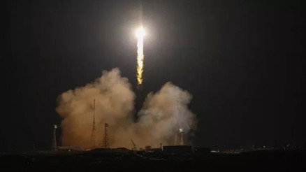 Rusya, uzayda mahsur kalan astronotlar için Soyuz MS-23 aracını fırlattı