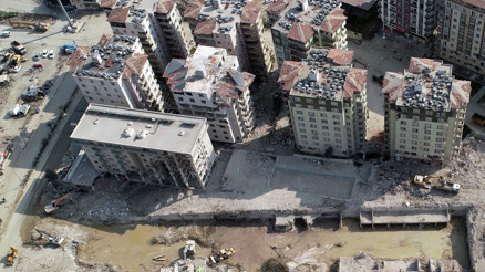 Yüzlerce kişinin can verdiği Rönesans Rezidansın enkazı kaldırıldı