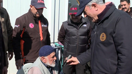 Bakan Akar, Kore gazisi depremzedeyi İçişleri Bakanı Süleyman Soylu ile görüştürdü