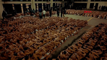 El Salvadorda 2 bin çete üyesi, dev hapishaneye nakledildi El Salvadorda 2 bin çete üyesi, dev hapishaneye nakledildi