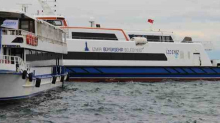 İzmirde deniz ulaşımına fırtına engeli