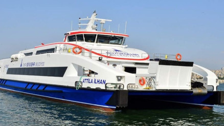 İzmirde deniz ulaşımına fırtına engeli