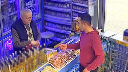 2 ayrı iş yeri sahibine çakıyla saldırdı O anlar kamerada