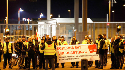 Almanyada grev nedeniyle 300den fazla uçuş iptal edildi