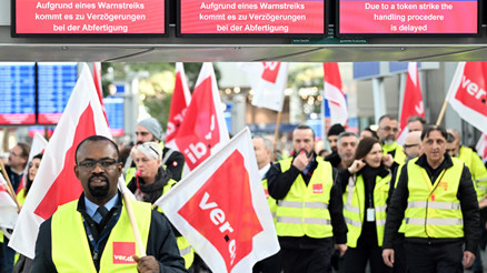 Kamu çalışanları iş bıraktı