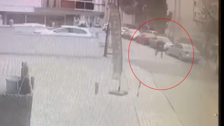 Oyuncak silahla banka soyup kaçtı Polisin şüpheliyi takibi kamerada Oyuncak silahla banka soyup kaçtı Polisin şüpheliyi takibi kamerada