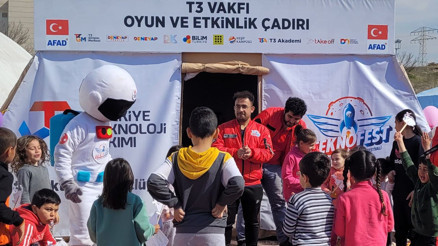 Oyun ve etkinlik çadırında çocuklara moral ve eğitim desteği