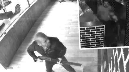 Korku dolu anlar Pompalı tüfekli saldırgan iş yerini böyle kurşunladı
