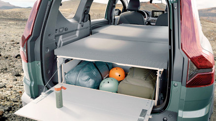 Otomobili yatak odasına çeviriyor