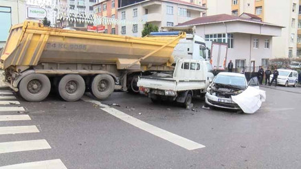 Kayan hafriyat kamyonu 13 araca çarptı