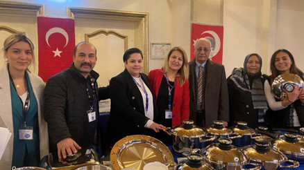 Depremzedeler yararına kermes düzenlediler