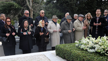 Çetin Emeç mezarı başında anıldı Çetin Emeç mezarı başında anıldı