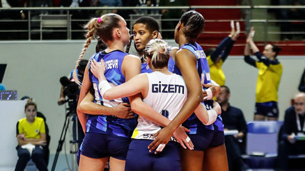 Fenerbahçe Opet, Eczacıbaşına set vermeyen yarı final biletini kaptı