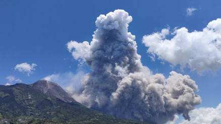 Endonezya’daki Merapi Yanardağında patlama