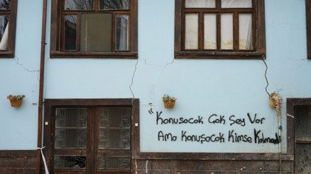 Depremin vurduğu Malatyada duygulandıran duvar yazıları