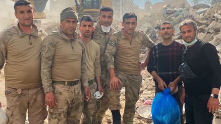 Hatayda enkazdan çıkarılan 1 kilogram altın sahibine teslim edildi