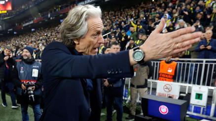 Fenerbahçe - Sevilla maçında Jesusun ilginç anı Sampaoliyi bulamayınca sinirlendi...