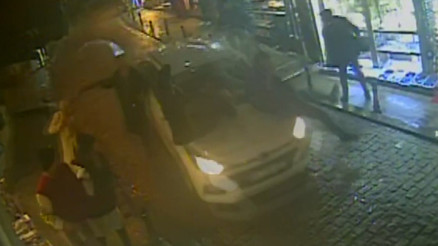 Beyoğlunda aracının kontrolünü kaybedip yayalara çarptı