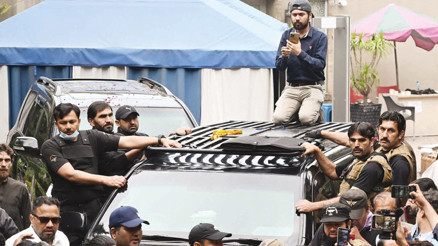 Pakistan karıştı Imran Khan mahkeme salonuna giremedi