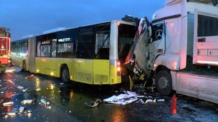 Tuzlada TIR, yol bakım aracı ve İETT otobüsüne çarptı: 2 ölü, 2 yaralı