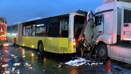 Tuzlada TIR, yol bakım aracı ve İETT otobüsüne çarptı: Ölü ve yaralılar var