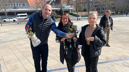 ‘Buyurun Ben Müslümanım’ diyerek yüzlerce gül dağıttılar ‘Buyurun Ben Müslümanım’ diyerek yüzlerce gül dağıttılar