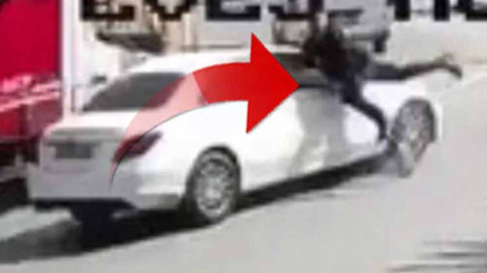 Güngörende skuterla ters yönde giderken otomobil çarptı