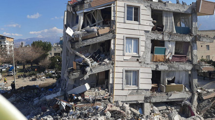 Prof. Dr. Alpay Azaptan deprem bölgesine tetanos, kızamık ve suçiçeği uyarısı Prof. Dr. Alpay Azaptan deprem bölgesine tetanos, kızamık ve suçiçeği uyarısı