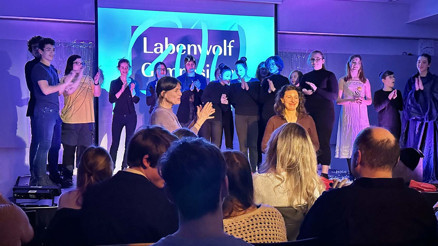 Goethe’nin ‘Faust’unu depremzedeler için oynadılar