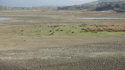 Çanakkalenin Eceabat ilçesindeki Uzunhızırlı Göleti kuruma noktasına geldi, kuşlar bölgeyi terk etti