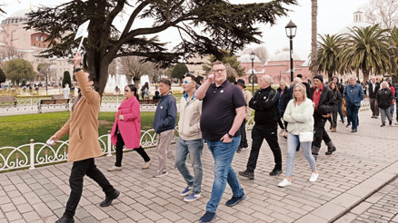 Yabancı turist tedirginliği attı: Depremin tatil planlarını bozmadığını belirten turistler ülkelerinde Türkiye’yi tavsiye edeceklerini söylüyor Yabancı turist tedirginliği attı: Depremin tatil planlarını bozmadığını belirten turistler ülkelerinde Türkiye’yi tavsiye edeceklerini söylüyor