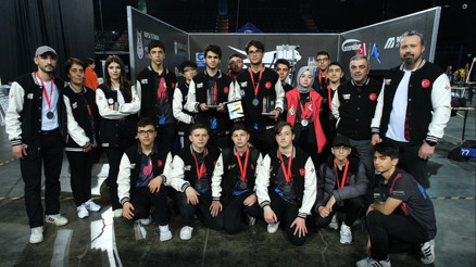 Demirören Medya Lisesi öğrencilerinden robotik yarışmada büyük başarı