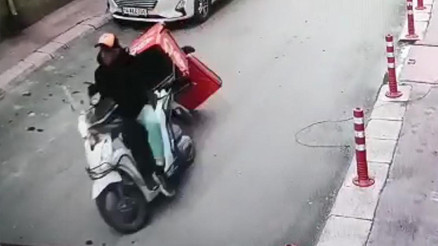 Motosikletini çalan hırsızı üzerine atlayıp yakaladı