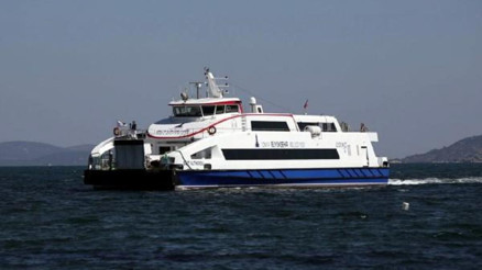 İzmirde deniz ulaşımına fırtına engeli