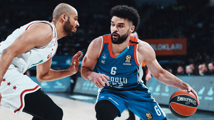 Anadolu Efes, Olimpia Milanoyu farklı geçti