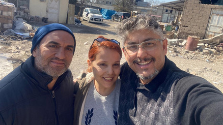 Enkaz başında beklerken sağlığından oldu, gönüllü gelen doktor yardımına koştu