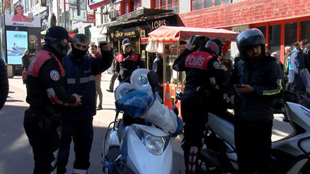 Bakırköyde yaya yolunu kullanan motosiklet sürücülerine ceza