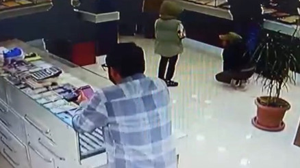Sultangazide 2 çocuk 4 milyon liralık altın bulunan çantayı çaldı Sultangazide 2 çocuk 4 milyon liralık altın bulunan çantayı çaldı