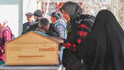 Öğretmen, öldürdüğü ailesiyle yan yana defnedildi