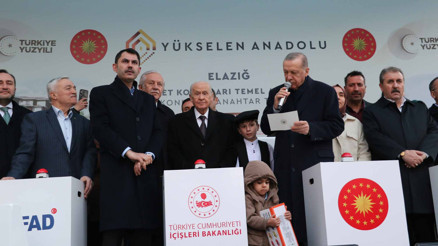 Son dakika... Cumhurbaşkanı Erdoğan: Toplanıp dağılanlarla değil, söz verip yapanlarla beraberiz