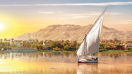 Mısırda sırt çantalı iki kadın turist