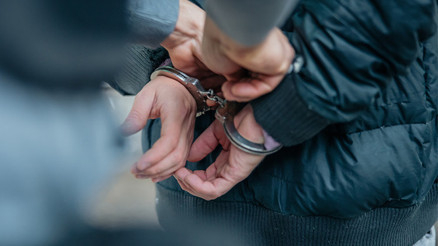 Baraj inşaatı şantiyesindeki kumu satarken yakalandı